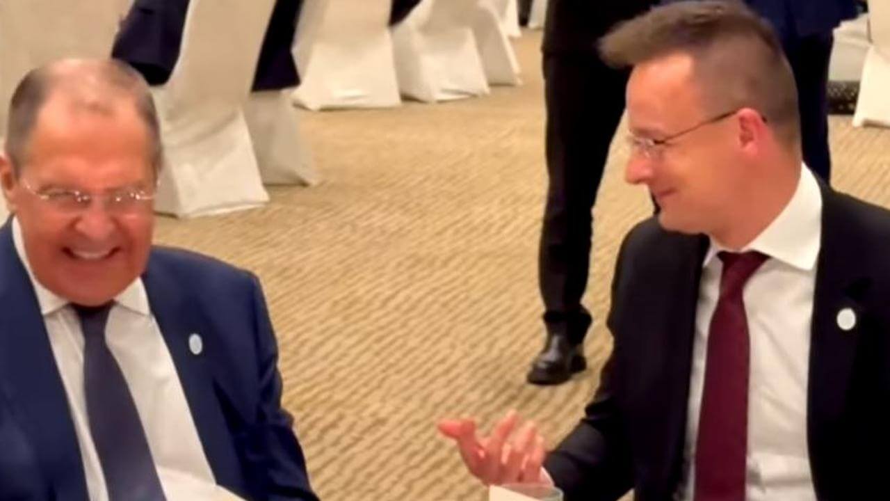 Голова МЗС Угорщини Петер Сійярто сміється з Сергієм Лавровим. Зустріч у день поховання Олексія Навального