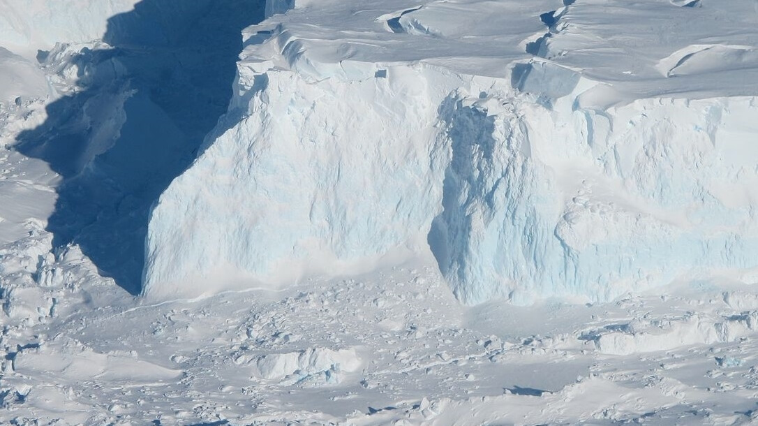Льодовик в Антарктиді розколюється зі швидкістю 130 км/год