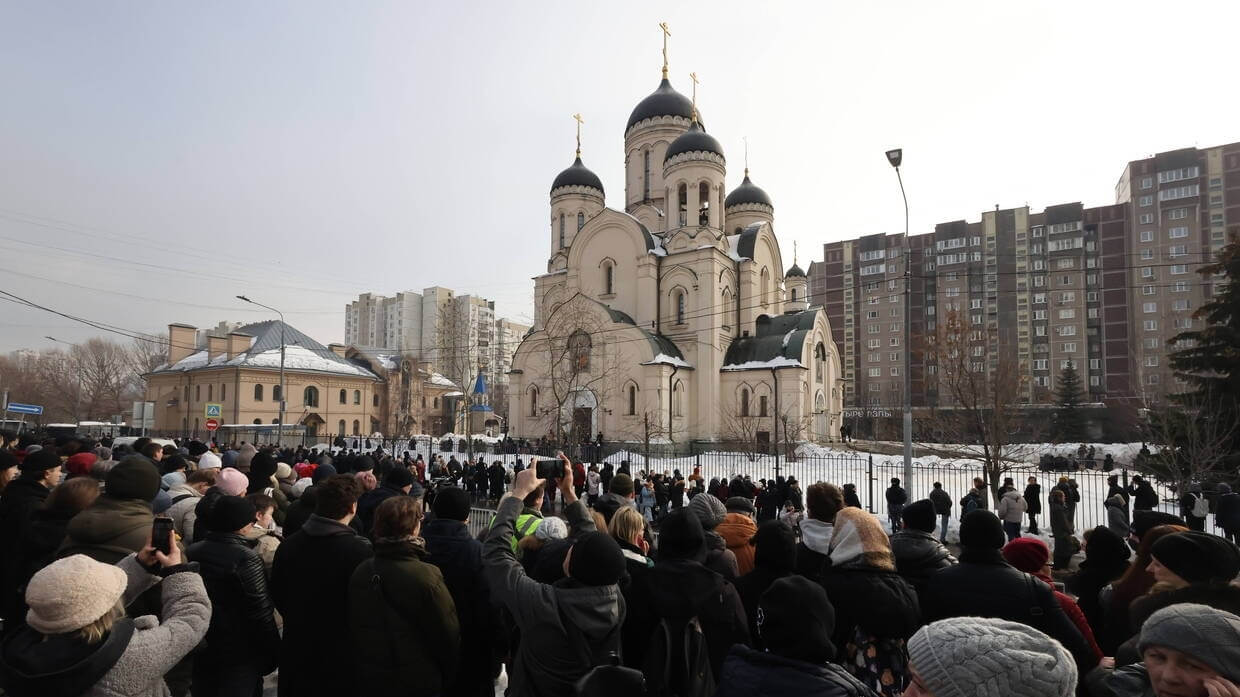 Труну з тілом Олексія Навального опущено в могилу на Борисовському цвинтарі в Москві