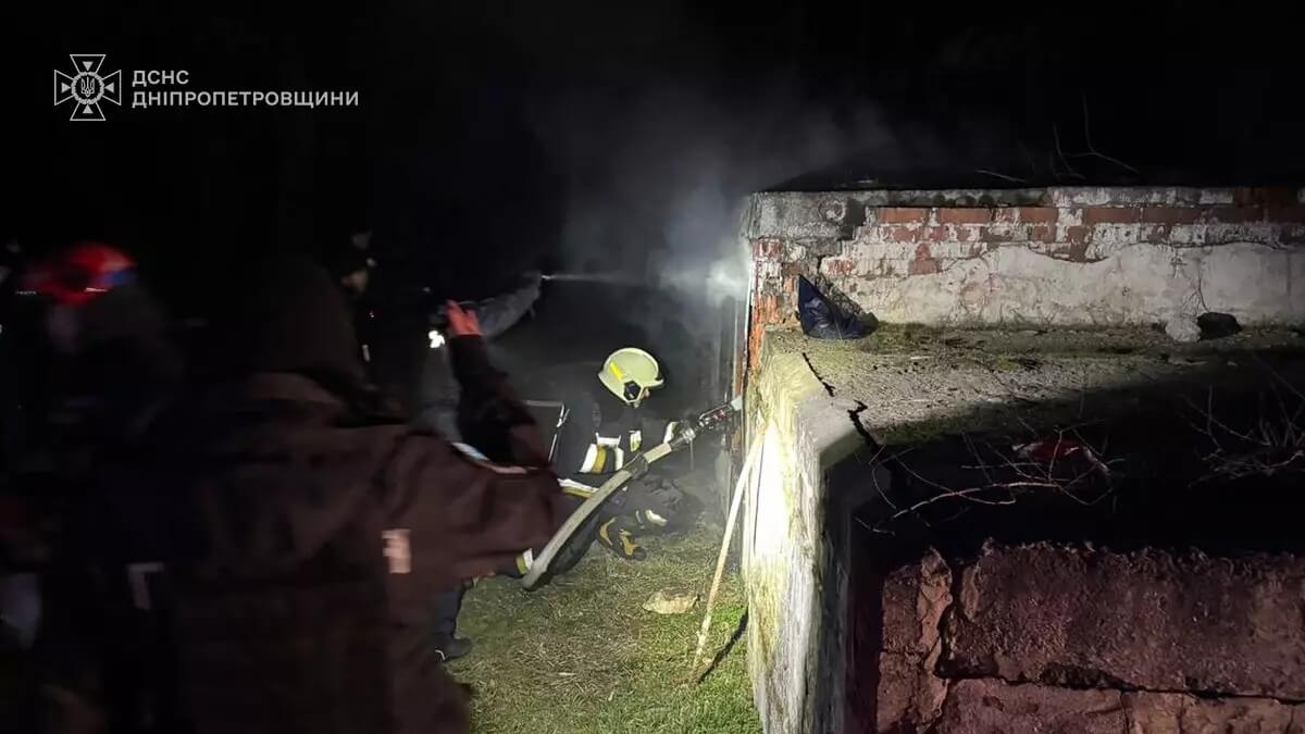 Дніпровські вогнеборці врятували двох людей з пожежі