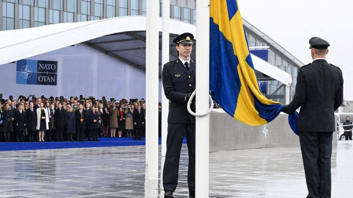 Швеція приєднується до НАТО: Прапор піднято, Столтенберг називає це історичним днем