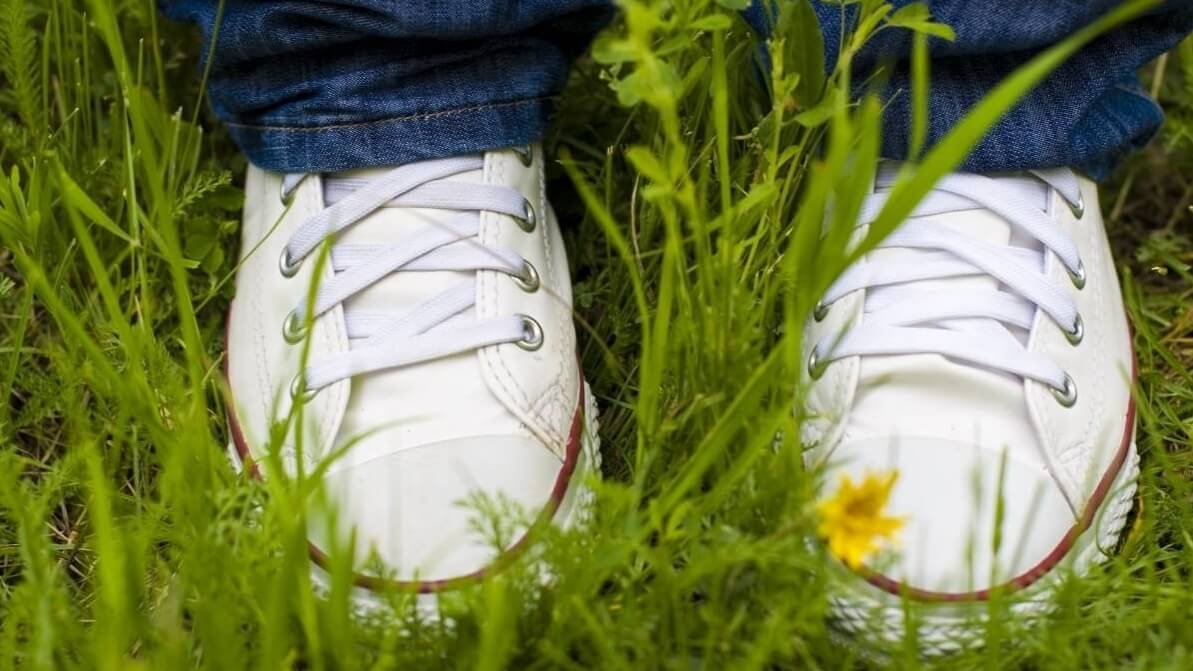 Як швидко вичистити білі кросівки навесні: забудьте про жовті плями