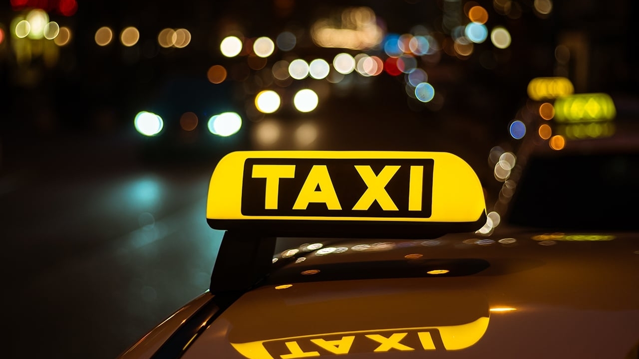 На українку у Варшаві напав таксис: вимагав гроші та обзивав