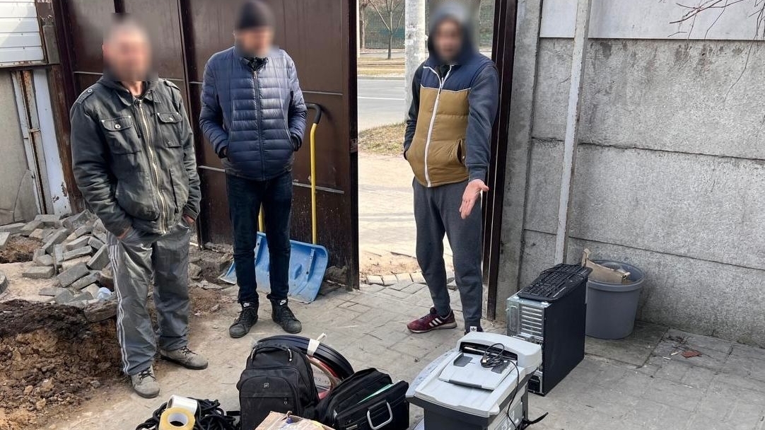 Поліцейські Дніпра затримали чоловіка, який вкрав компютерну техніку з офісу