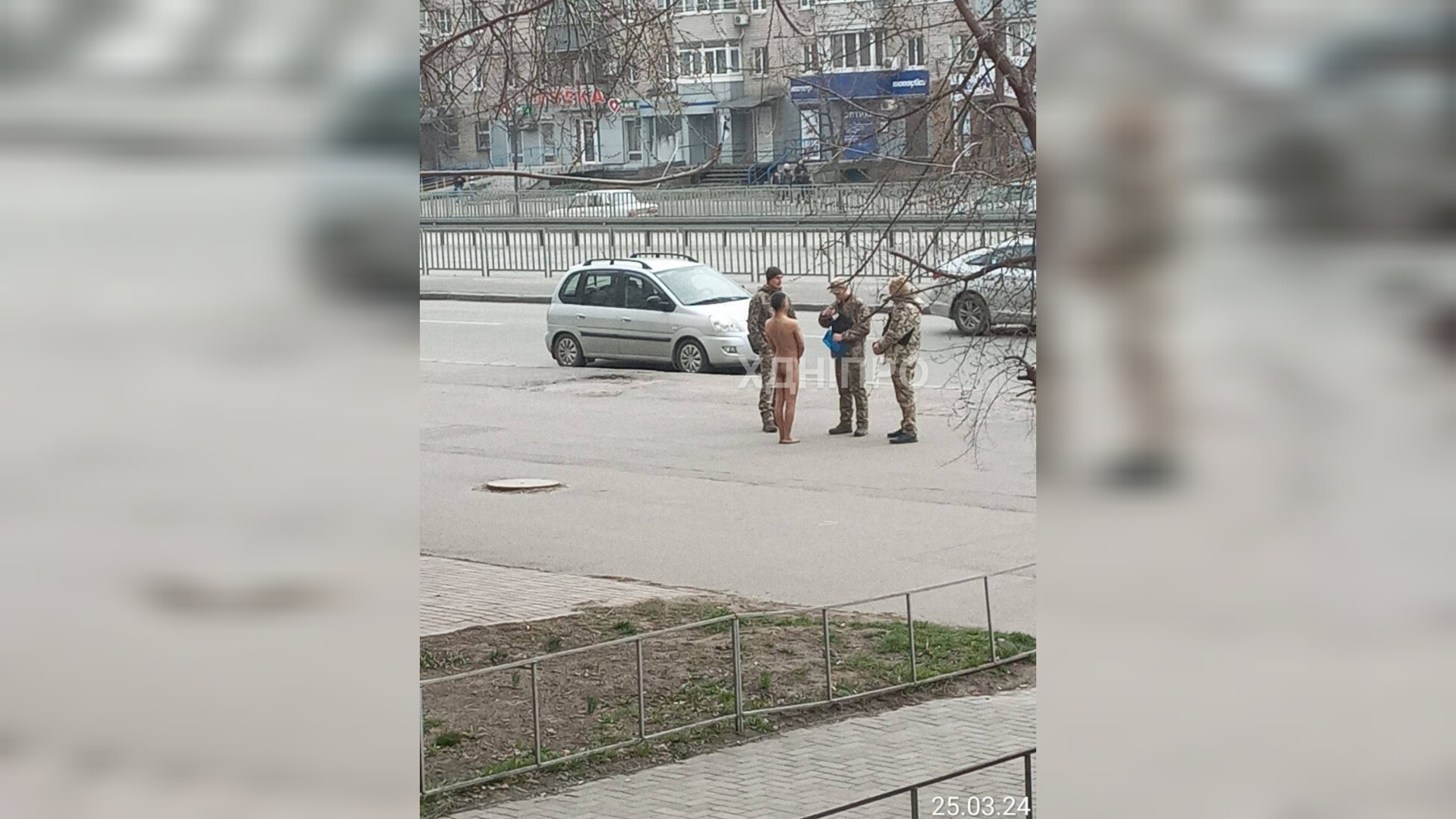Весняне загострення чи спроба пройти ВЛК просто на вулиці: оголений чоловік на вулицях Дніпра