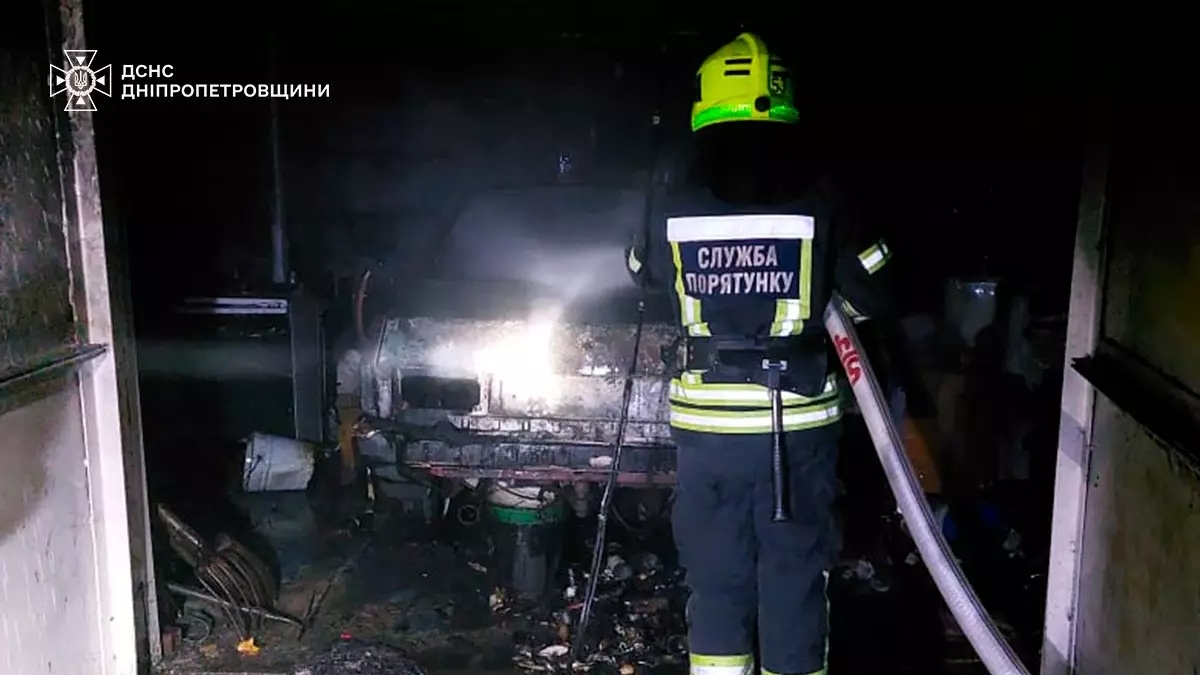 Пожежа у Дніпровському районі: спалахнув гараж з автівкою
