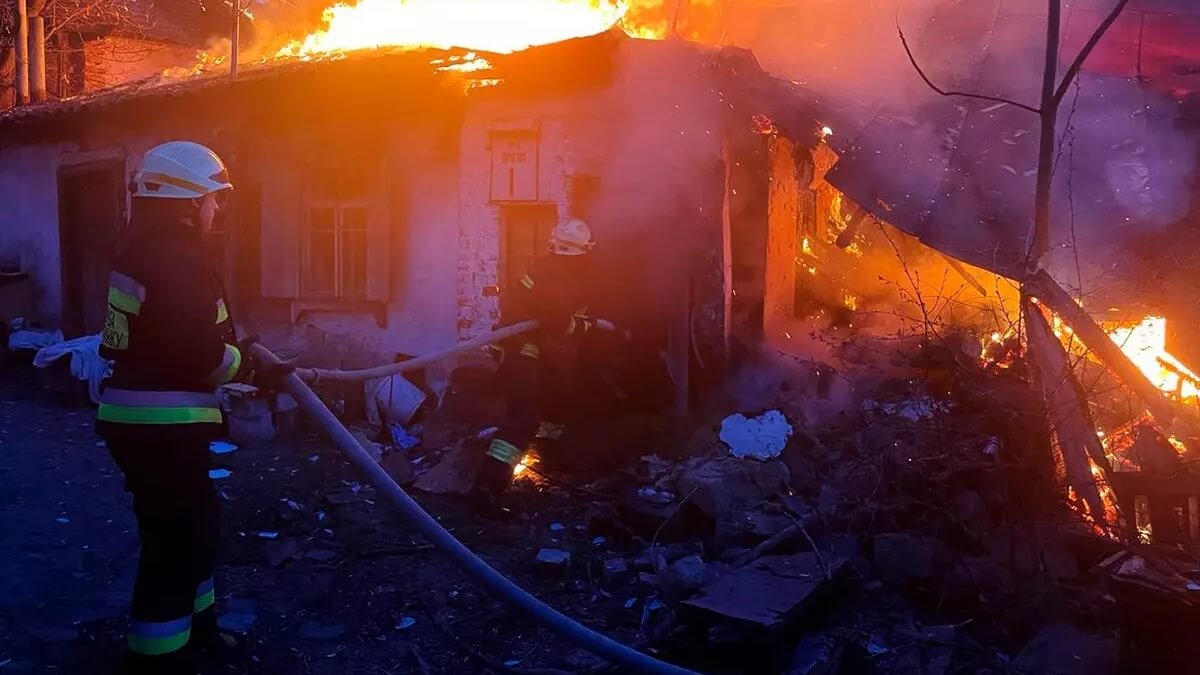 Пожежа в Дніпрі: рятувальники загасили палаючий будинок