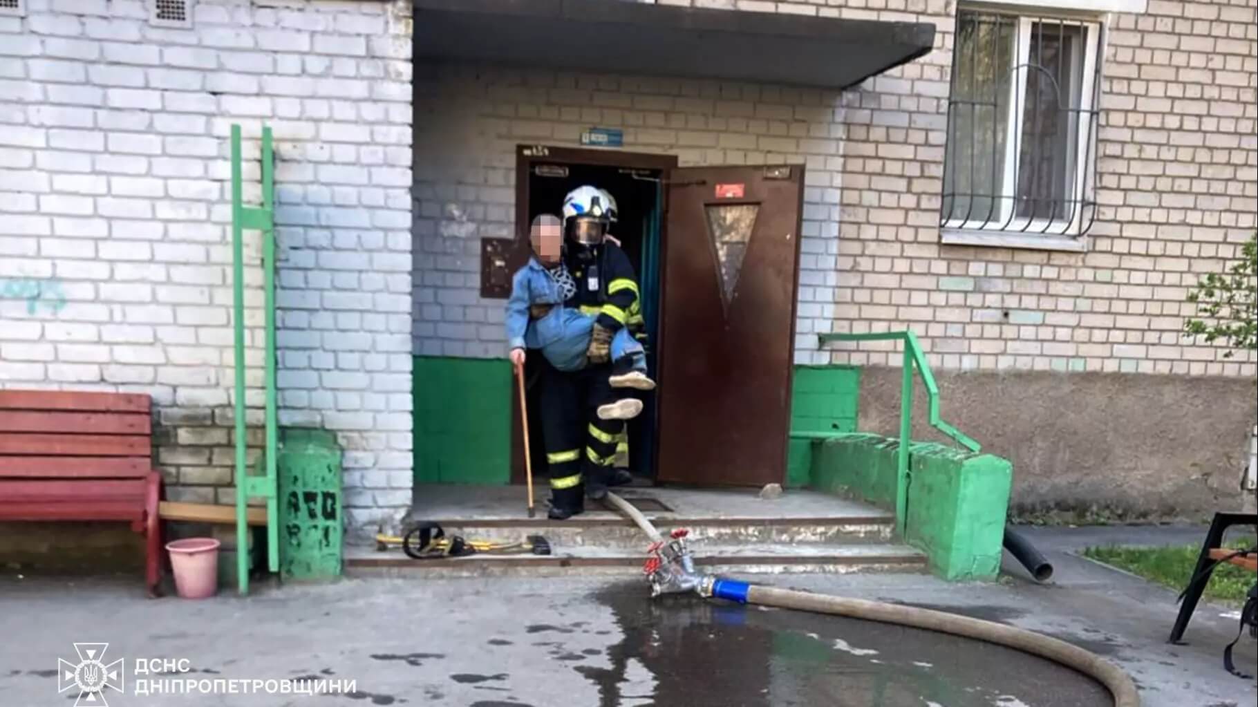 Дніпро: 7 людей, в тому числі 3 дитини, врятовані під час пожежі в квартирі