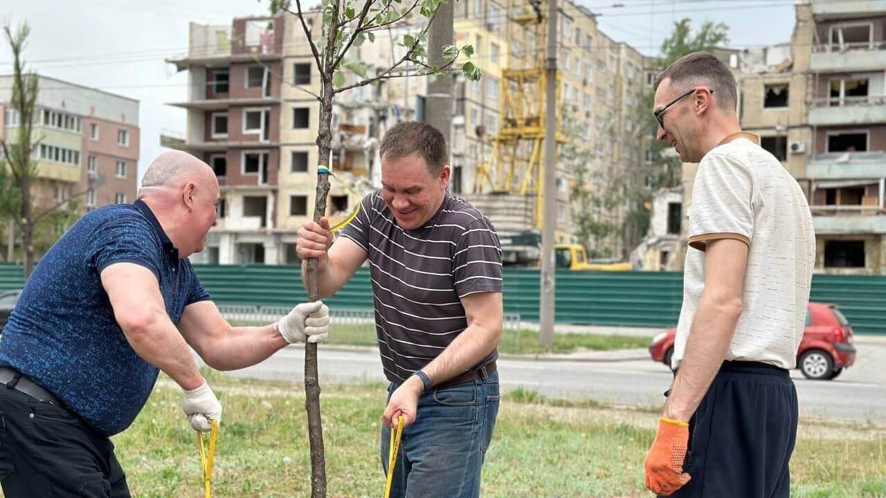 Дніпро вшанував пам’ять загиблих: на Перемозі висадили дерева