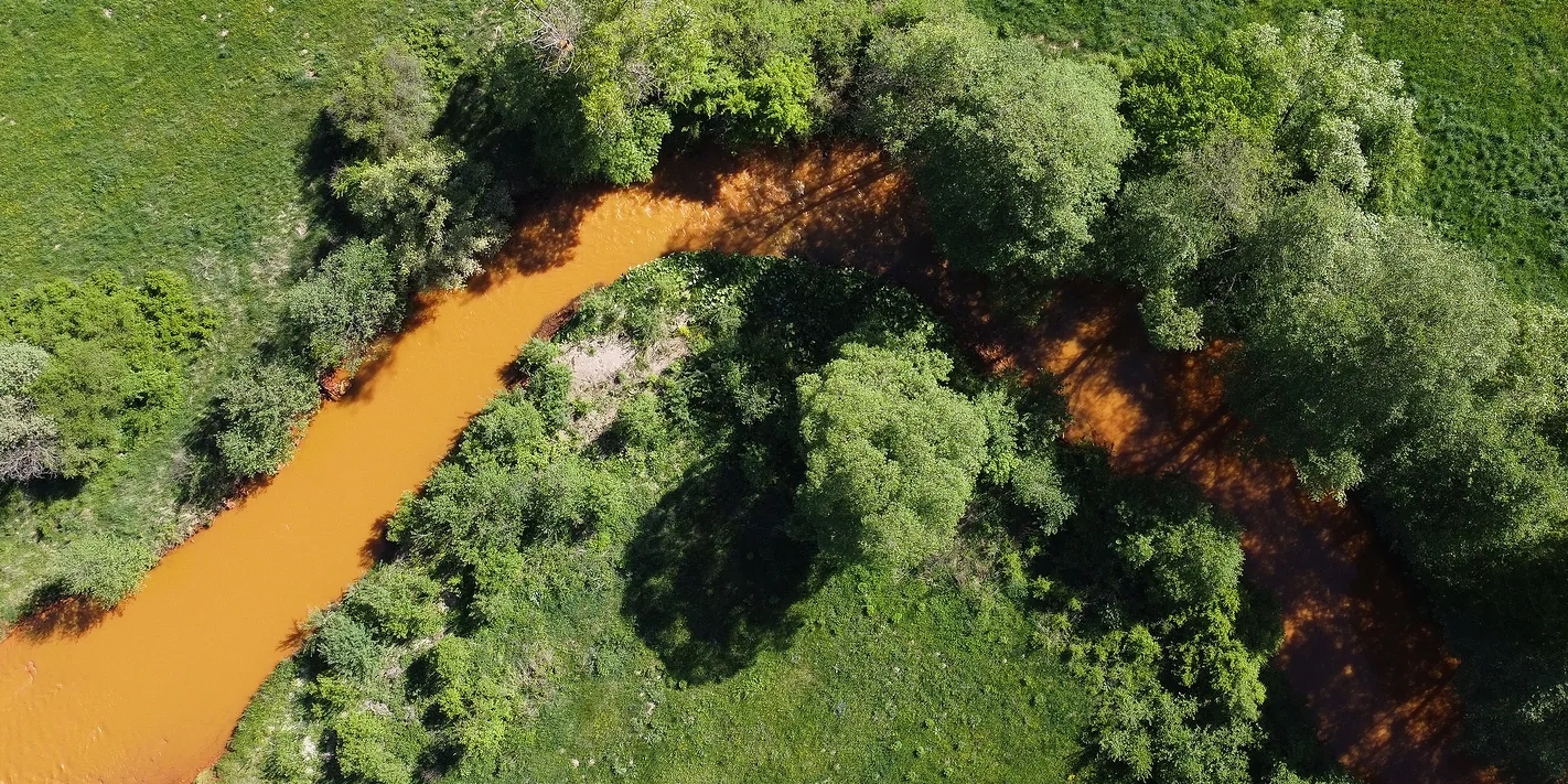 Екологічна катастрофа. Вода в словацькій річці оранжева