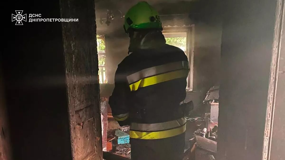 Пожежа у Синельниківському районі: чоловік та жінка отримали опіки