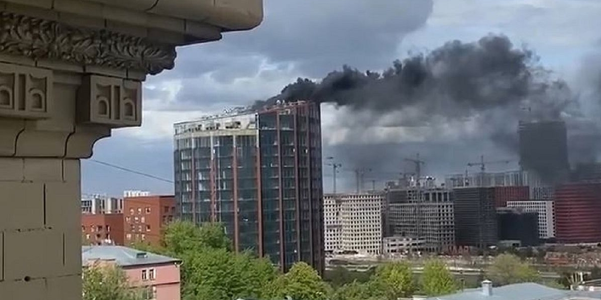 Москва: Пожежа в бізнес-центрі. Люди заблоковані в будівлі