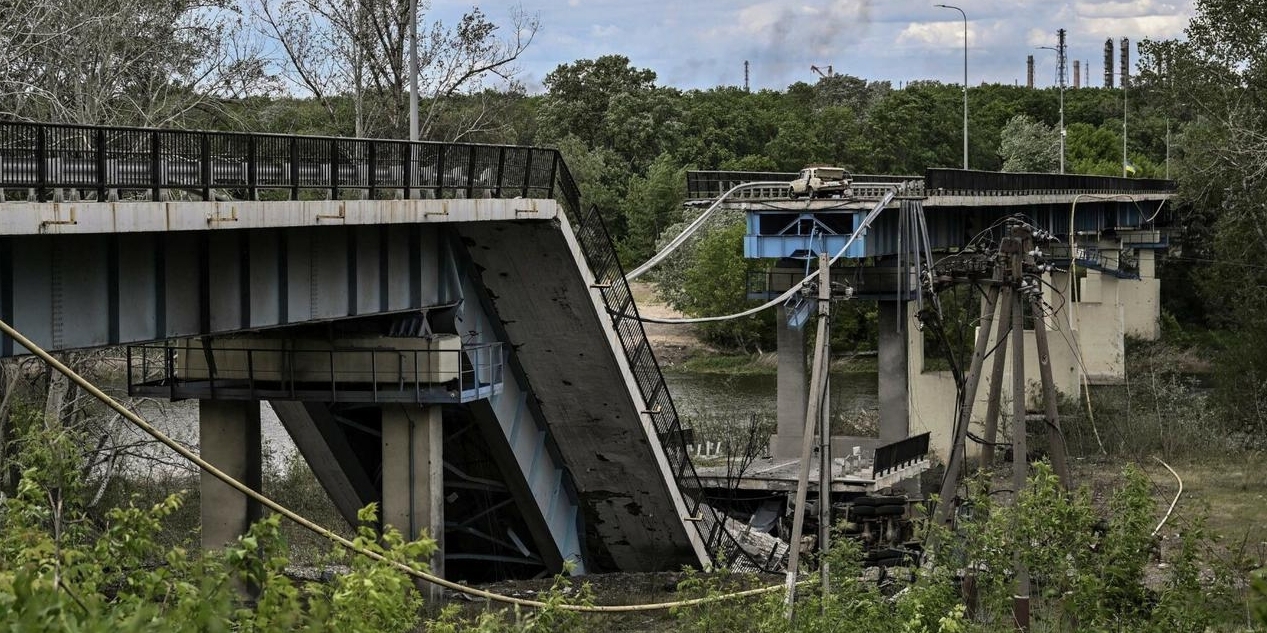 Сєвєродонецьк - рашисти зруйнували два з трьох мостів, хочуть відрізати місто